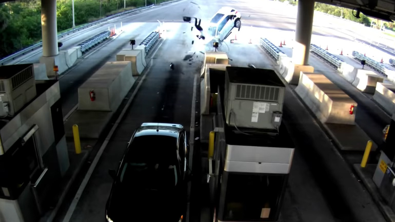 Επιβάτης αυτοκινήτου εκτοξεύεται στον αέρα έπειτα από πρόσκρουση!